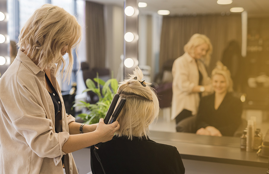 Feeling coiffure - coiffeuse au travail dans le salon